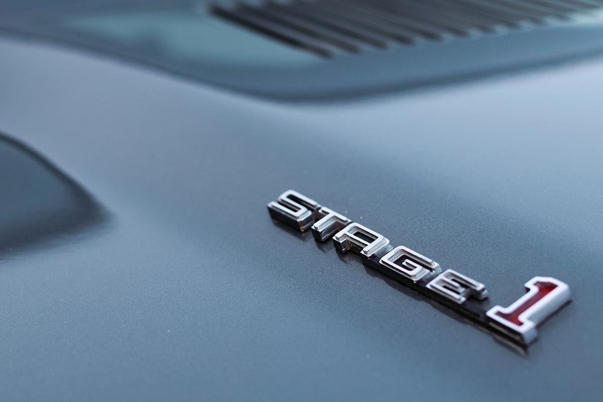 Logo auf Motorhaube